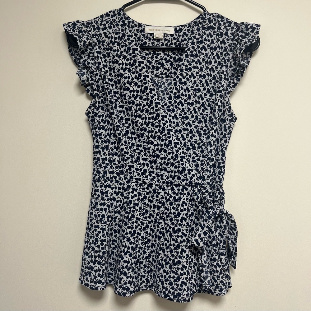 Monteau blue white floral wrap‎ top with ruffle short sleeve size Medium